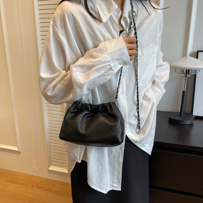 French Niche Pleated Underarm Bag For Women 2023 New Fashion Chain Crossbody Bag Summer Trendy Bucket Bag - Thumbnail 4