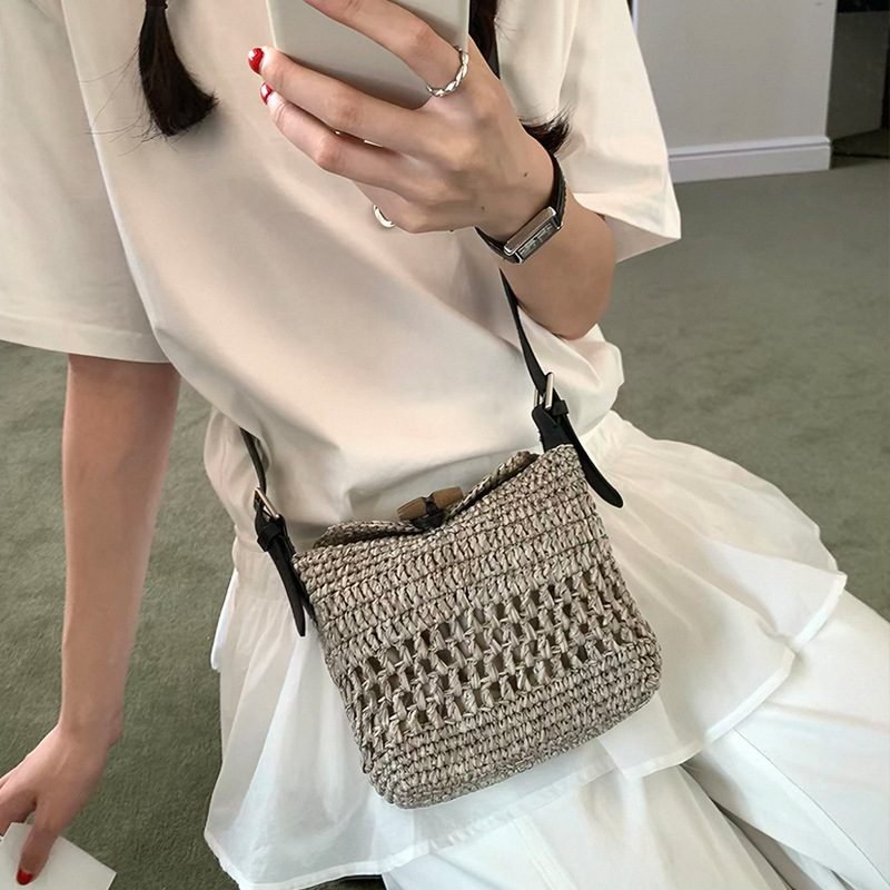 French Style Straw Woven Bag 2026 New Arrival PP Straw Horn Buckle Hollow Out Woven Vacation Handheld Bucket Bag Crossbody Bag - Thumbnail 3