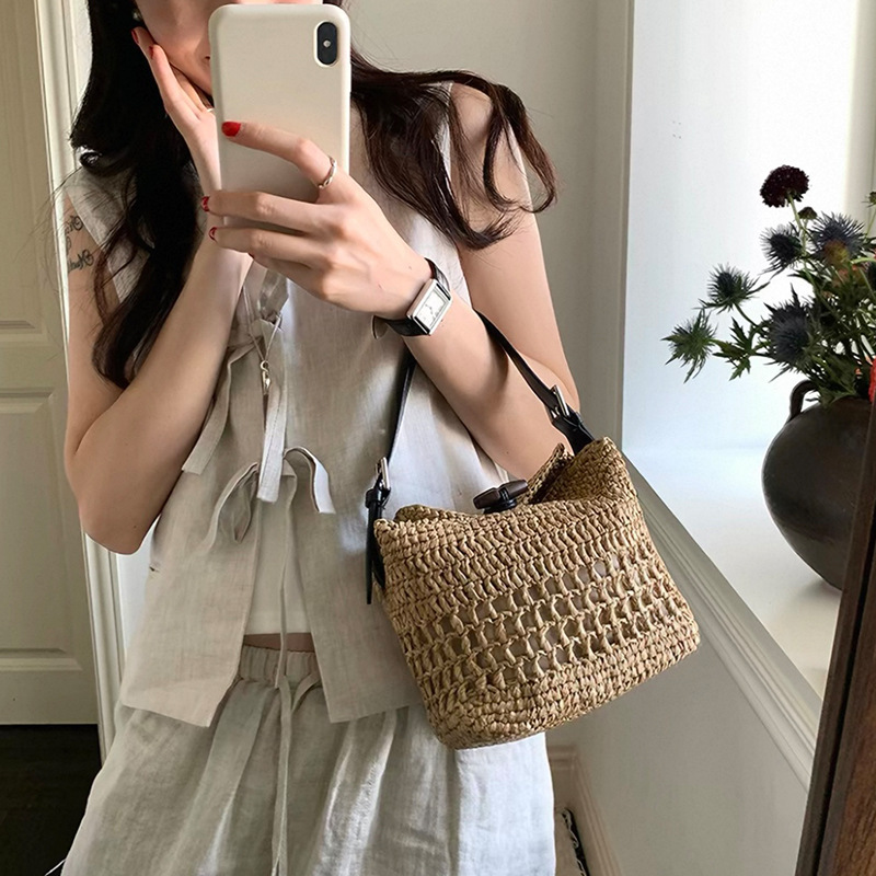 French Style Straw Woven Bag 2026 New Arrival PP Straw Horn Buckle Hollow Out Woven Vacation Handheld Bucket Bag Crossbody Bag - Thumbnail 2